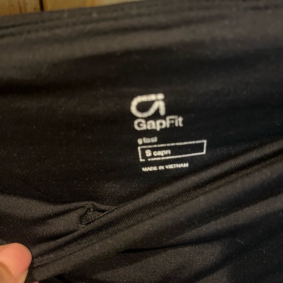 2/$15 Women’s GapFit gfast small black capri leggings - Picture 6 of 11